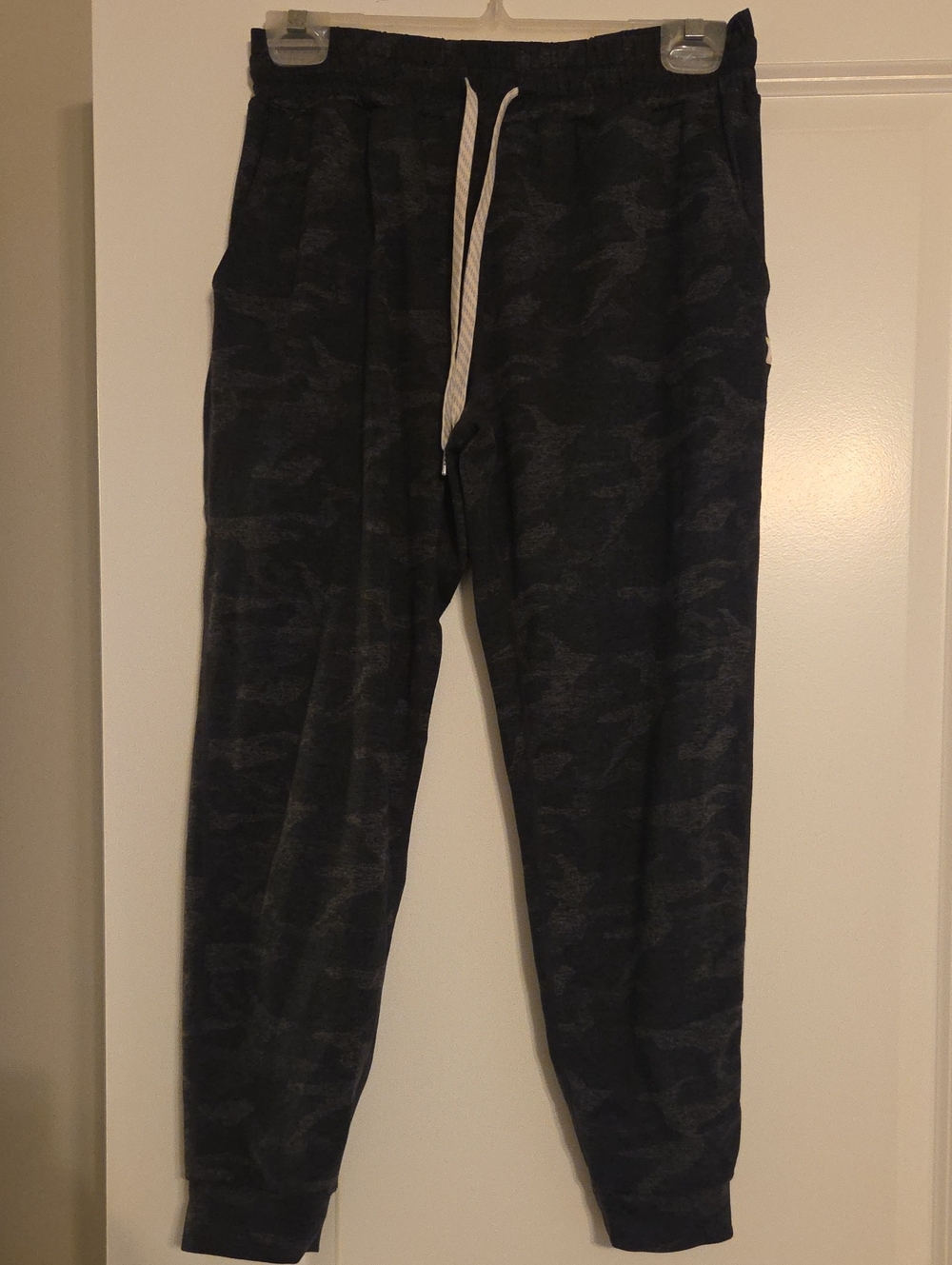 Vuori Women's Charcoal Camo Ankle Jogger - SMALL